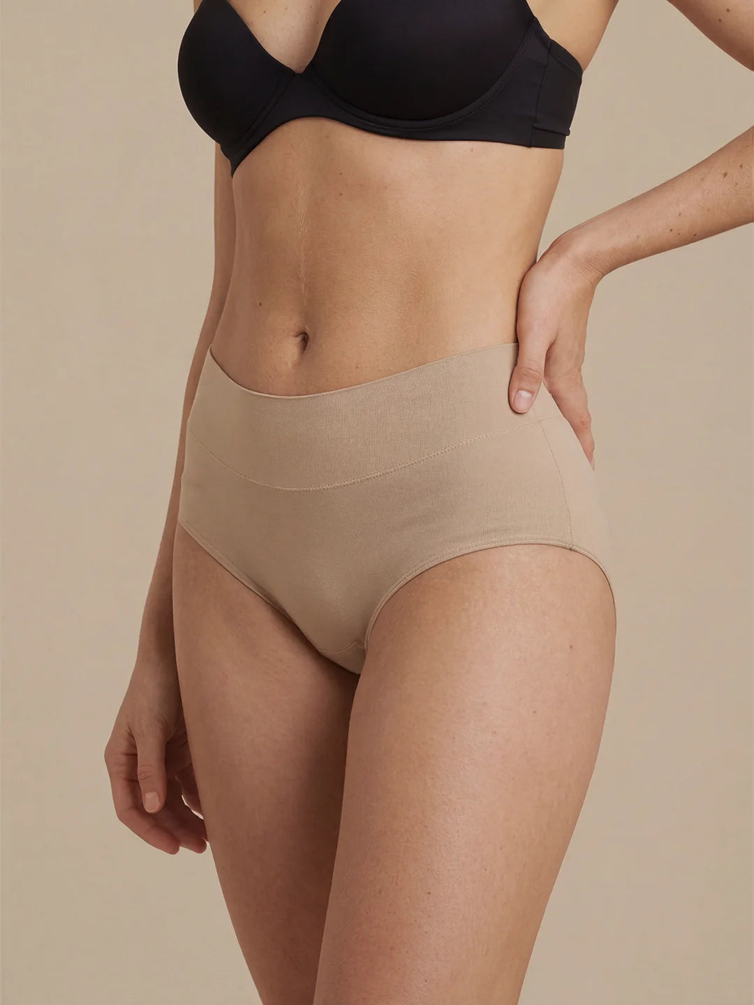 Menstruatie ondergoed apricot, close-up van gedragen huggster brief aan de voorkant