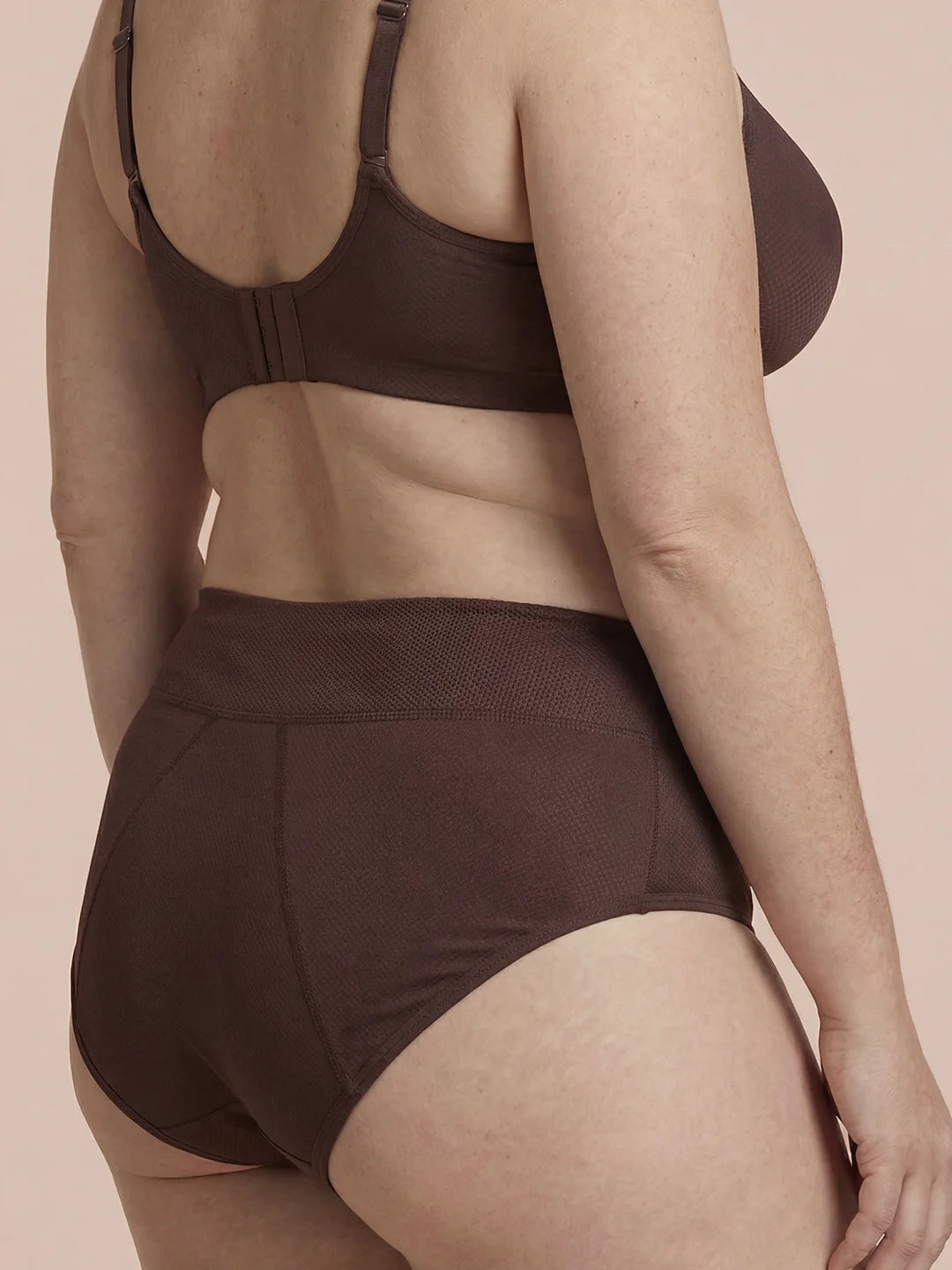 Menstruatie ondergoed chocolade, classic brief gedragen van achteren