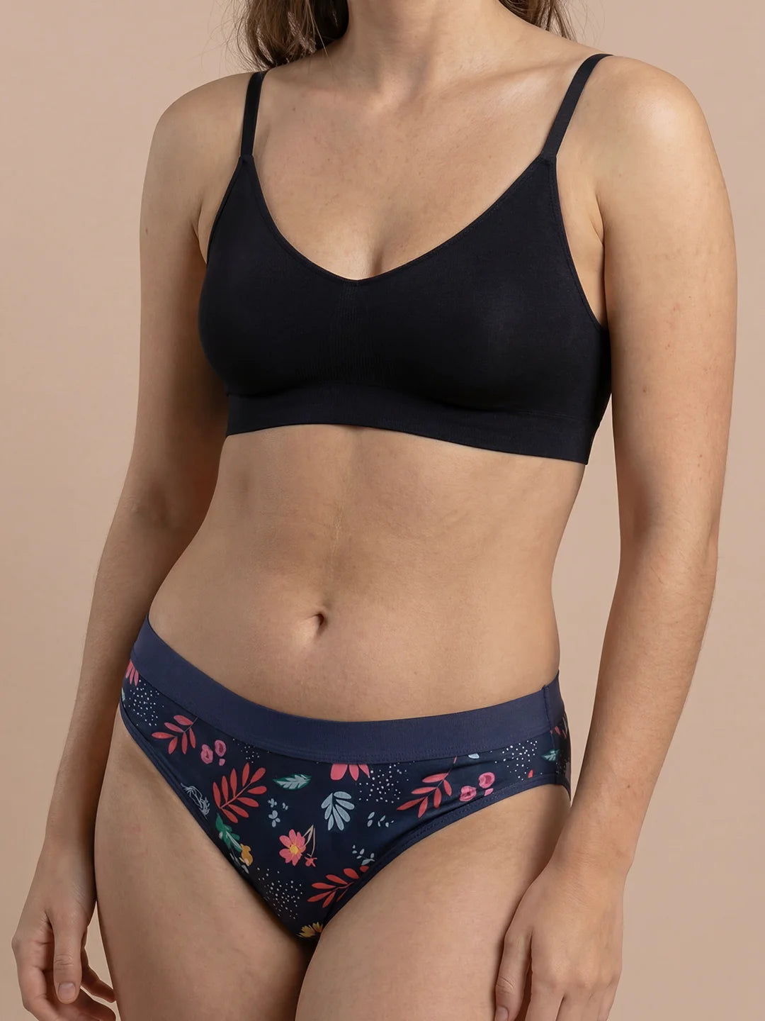 Menstruatie ondergoed tieners, close-up van gedragen flow flower power aan de voorkant