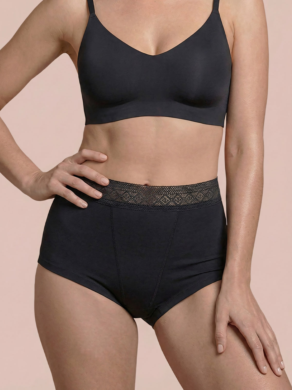 Menstruatie ondergoed zwart, close-up van gedragen boyfriend brief 2.0 aan de voorkant