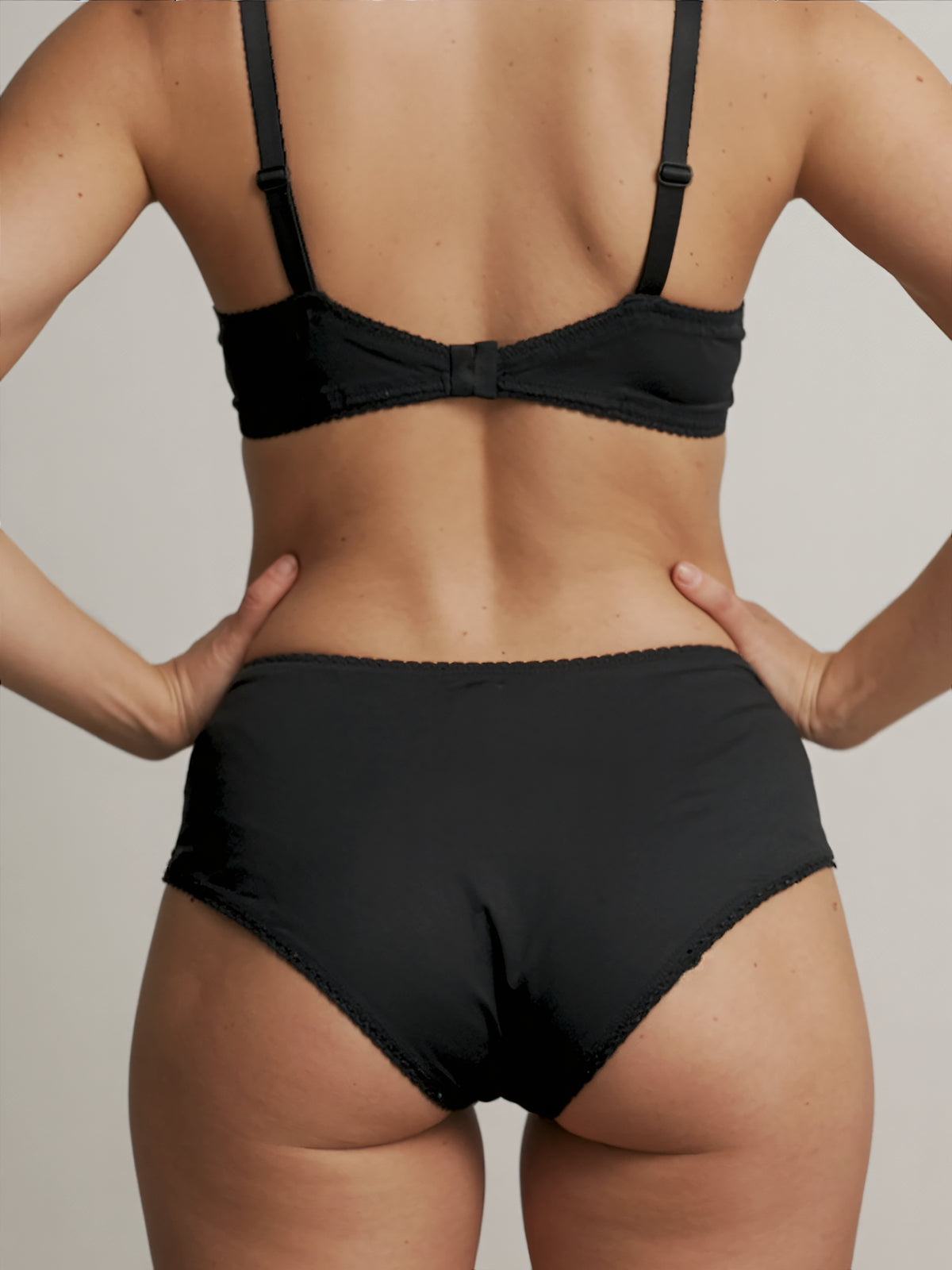 Menstruatie ondergoed zwart, everyday brief gedragen van achteren
