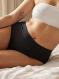 Menstruatie ondergoed zwart, close-up van gedragen invisible hugger in een lifestylebeeld op bed