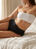 Menstruatie ondergoed zwart, gedragen invisible hugger in een ruimer lifestylebeeld op bed