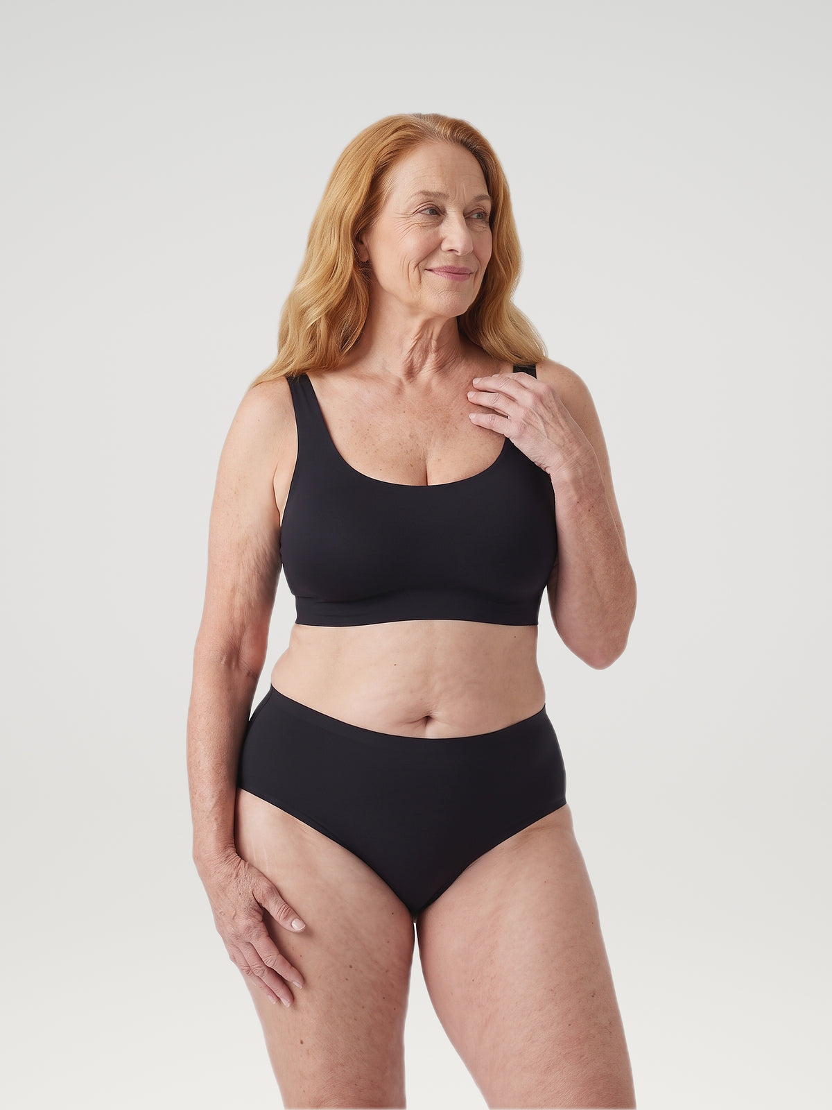 High Waist Brief zwart, vooraanzicht aan model