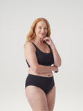 High Waist Brief zwart, driekwart aanzicht aan model