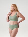 High Waist Brief groen, driekwart aanzicht aan model